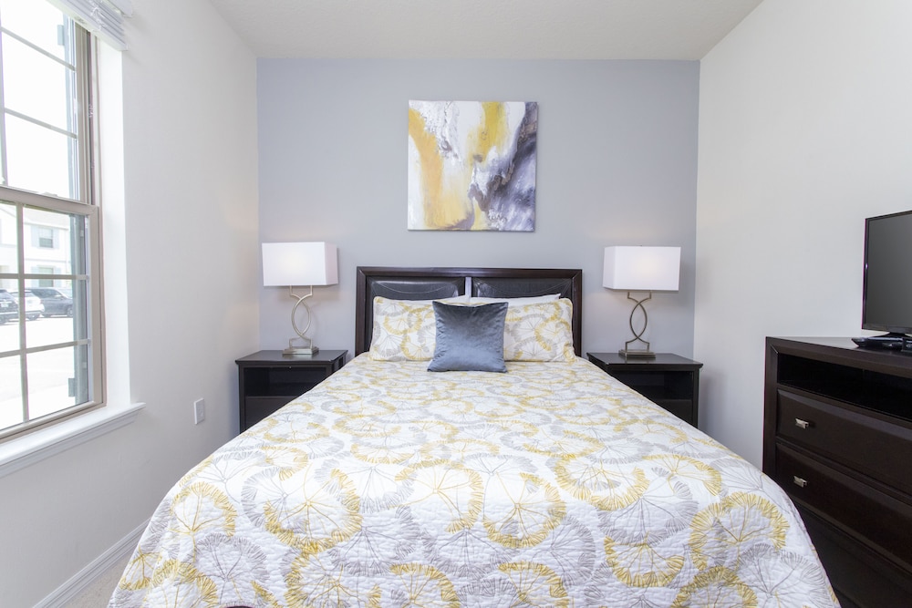 Splendid 5 Bd w/ Screened Pateo & Pool @ Windsor Westside 8921 - Image 4