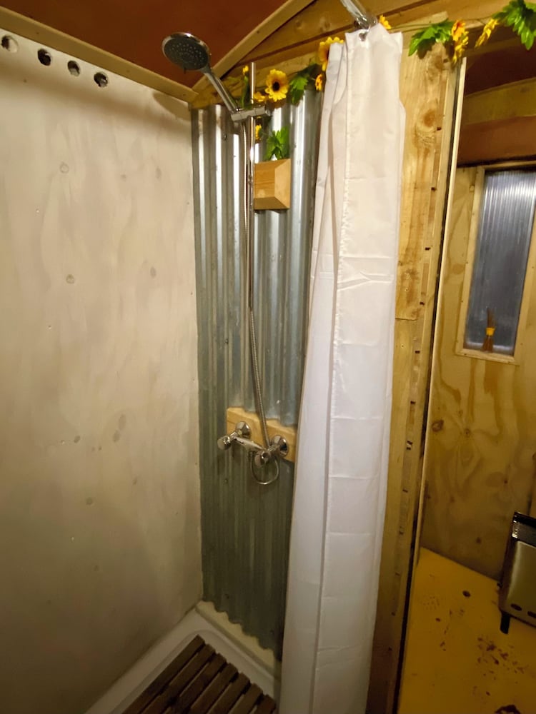 1 Bed Cabin - Sleeps 2 - Hottub - Parking - Garden