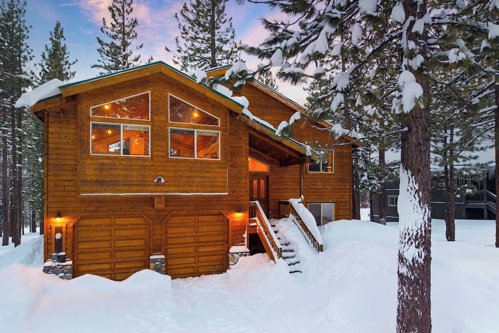 Cabin Retreat w/ Hot Tub & Fireplace - Near Northstar and Downtown Truckee