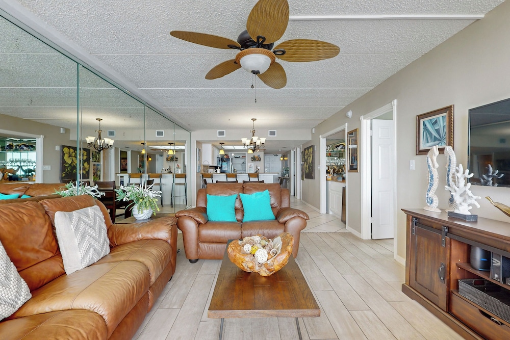 Resort 2BR Condo w/ Gulf-front Balcony & Hot Tub