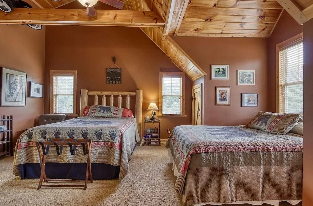 Smoky Mtn Log Cabin w Wet Bar Loft