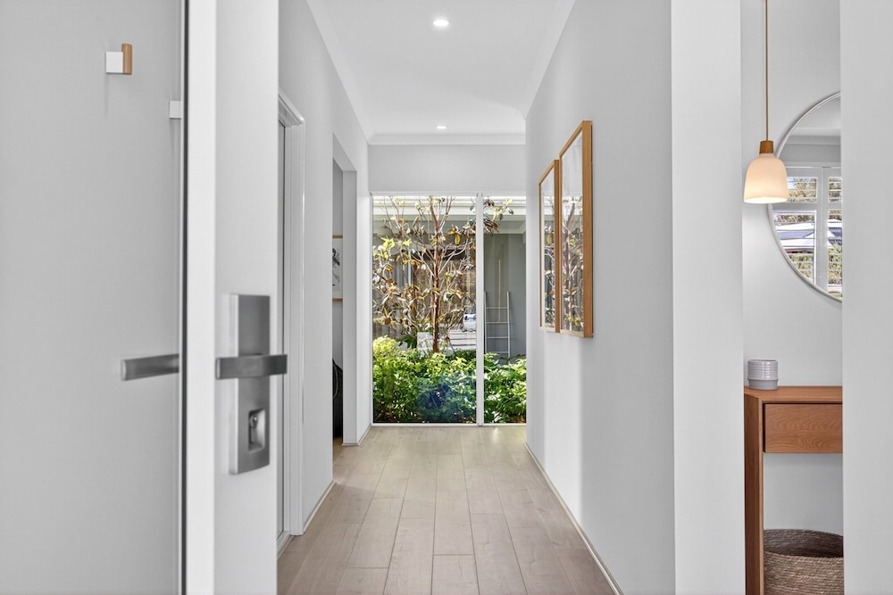 Coastal Luxe 4-bed House in Madora Bay