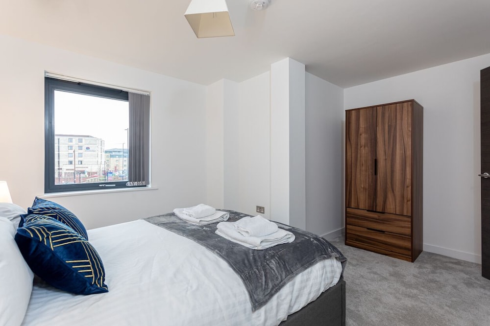 Modern & Stylish 2 Bed York Apartment view 3