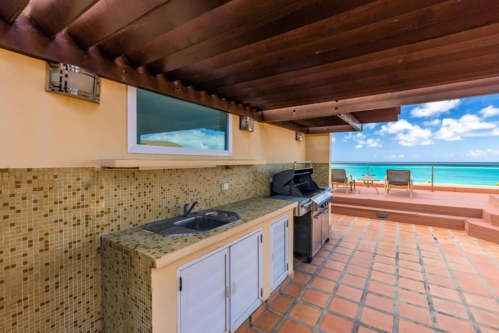 Oceanfront Penthouse 4BR w Roof Top Deck w Jacuzzi Eagle Beach