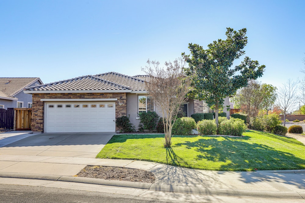 7 Mi to Dtwn: Home w/ Fenced Yard in Roseville!