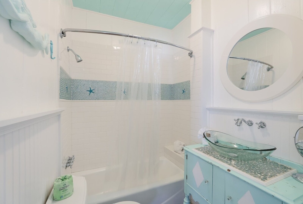 Marmalade Mermaid 3 Bedroom Home by RedAwning