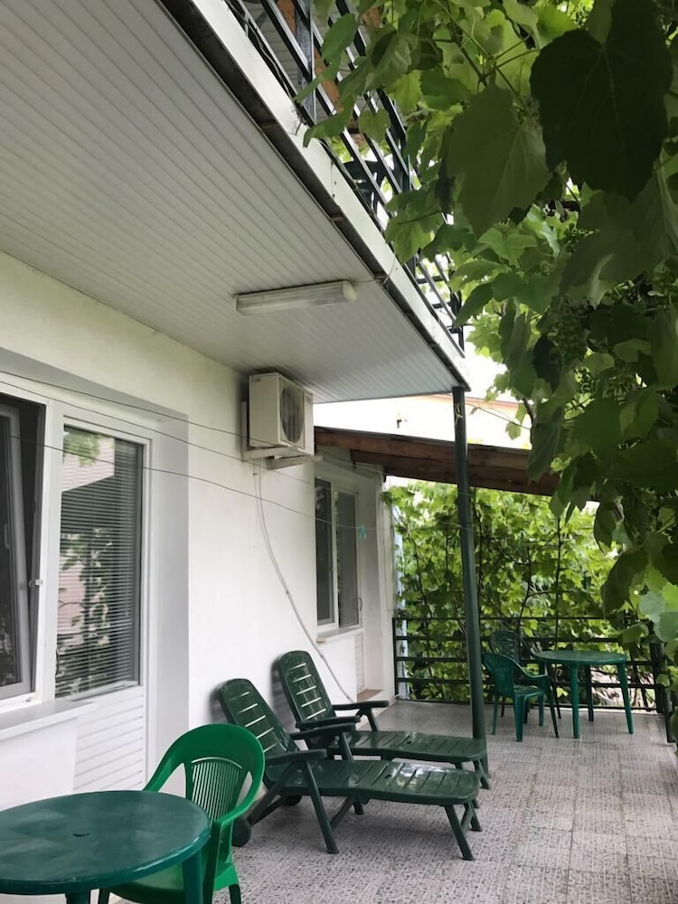 Na Krasnozelenykh 38 Guest House