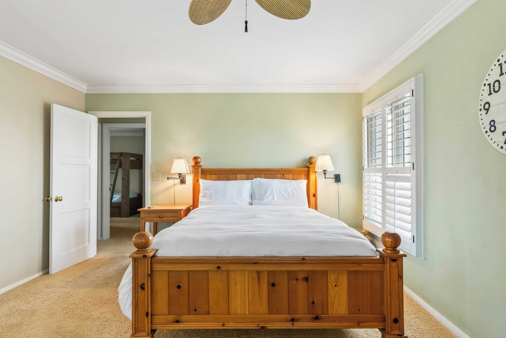 Point Loma Home w/ Putting Green, Firepit + Game Room & Beach Access Zola Street by Avantstay
