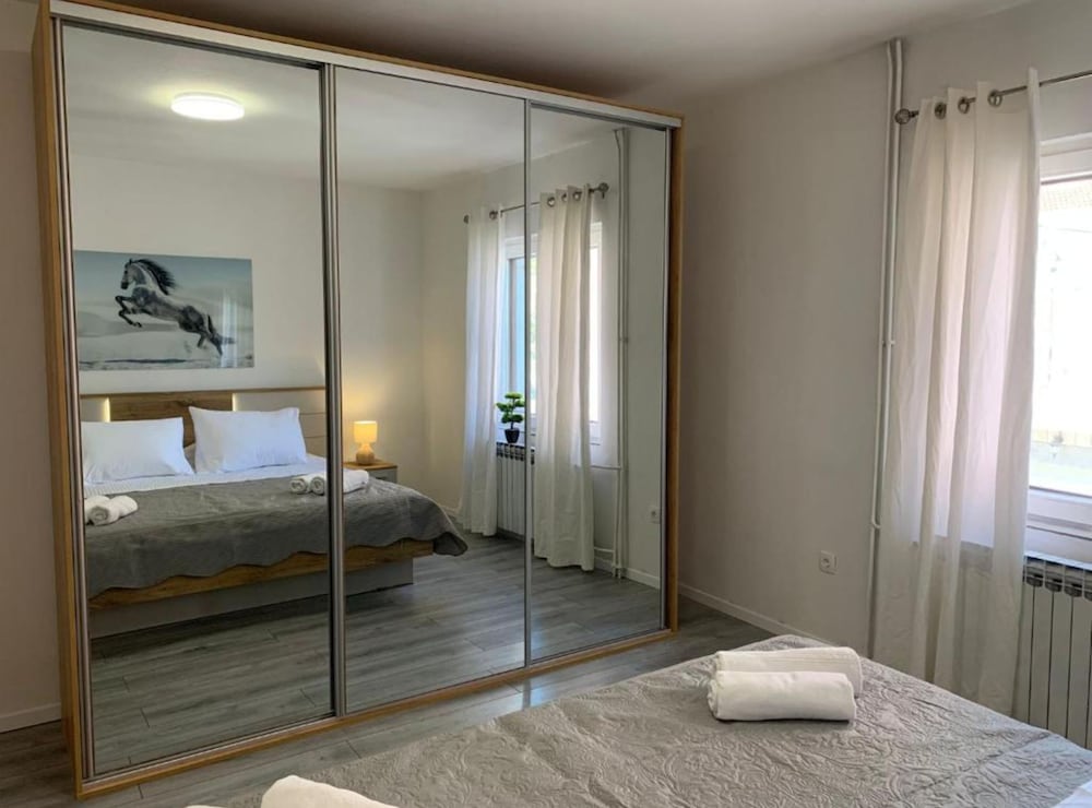 Luxury Apartment Ivo With Jacuzzi Near the Beach