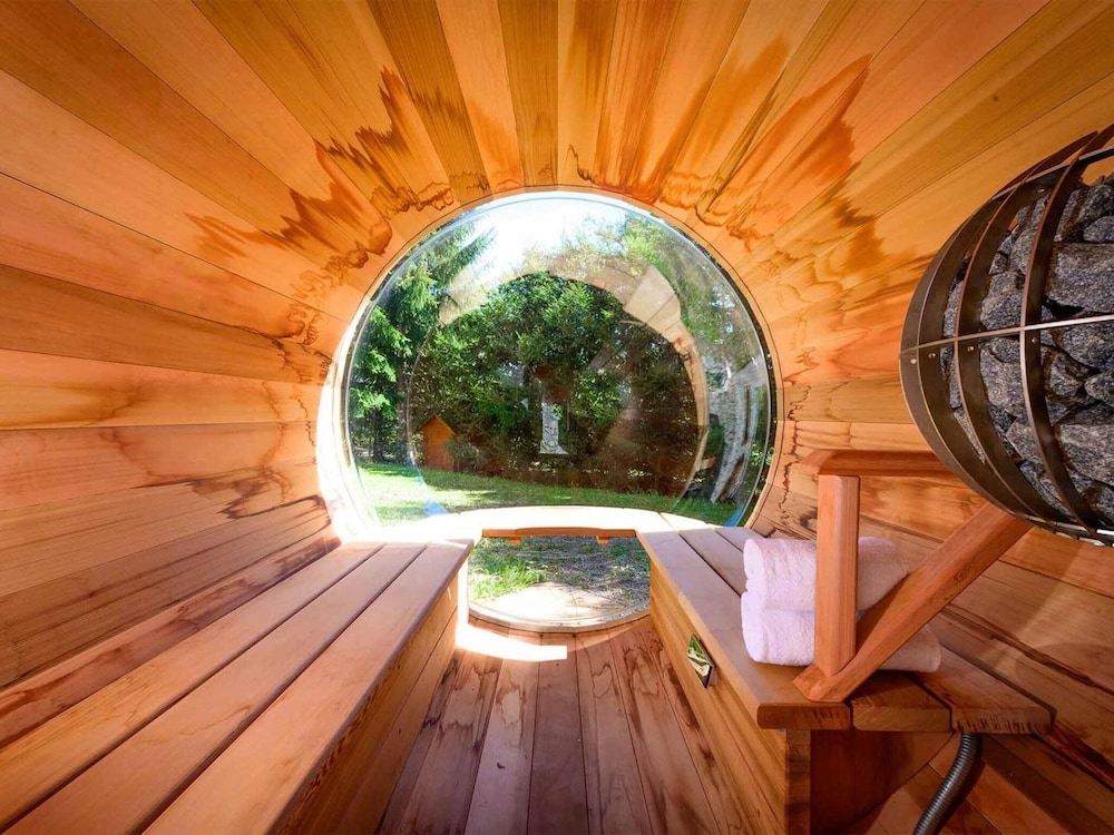 Large Chalet With Barrel Sauna and Whirlpool