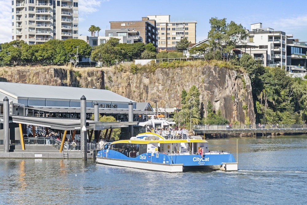 Stylish Brisbane City Stay With Bbq, Pool & Gym