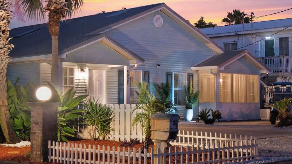 PCB Stay w/ Heated Pool, Hot Tub, Bars, Game Room & Quick Walk to Beach The Jade Oasis by Avantstay