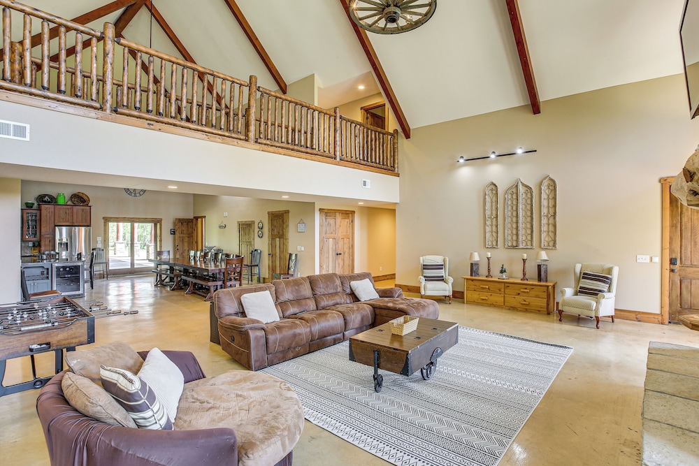 Spacious Group Getaway Near Cumberland River!