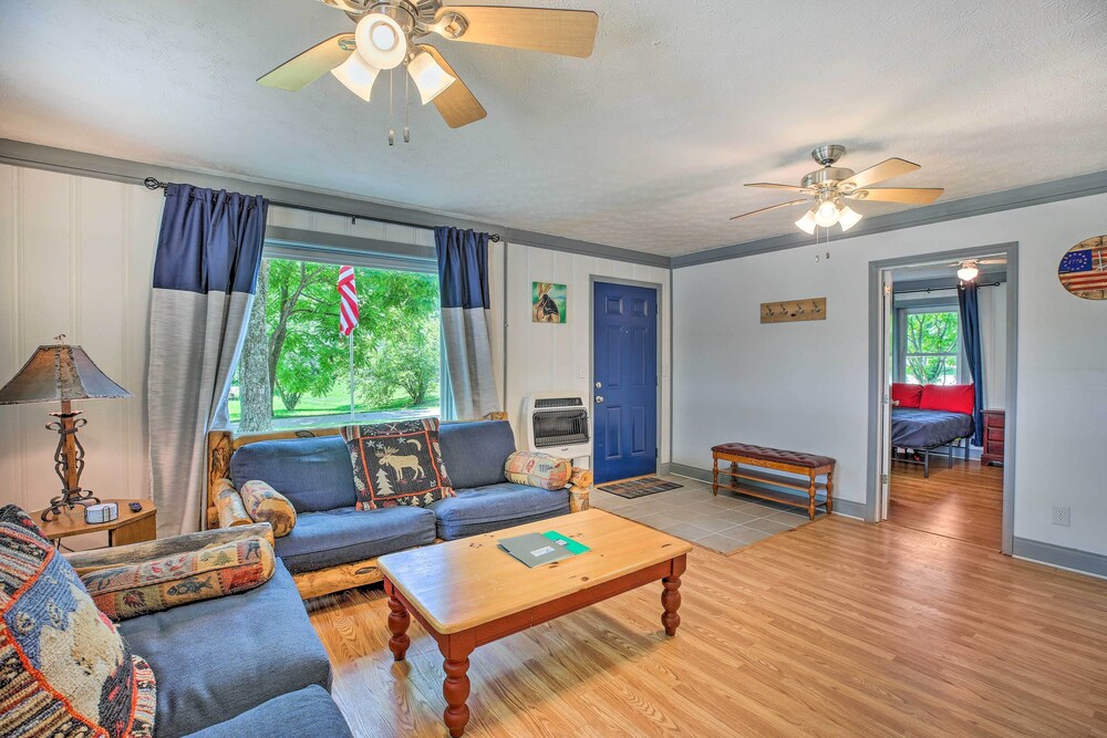 Charming Getaway + Fire Pit Near Hikes & Lake view 3