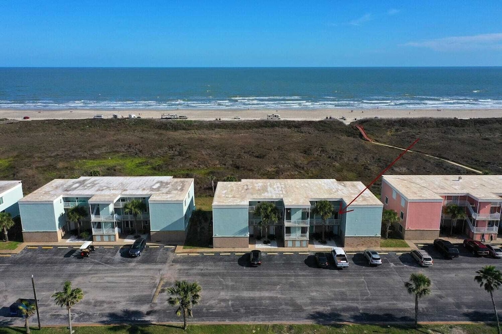 Sleeps 16 2 Beachfront Condos, Pool+pickleball+tennis Island Retreat Complex
