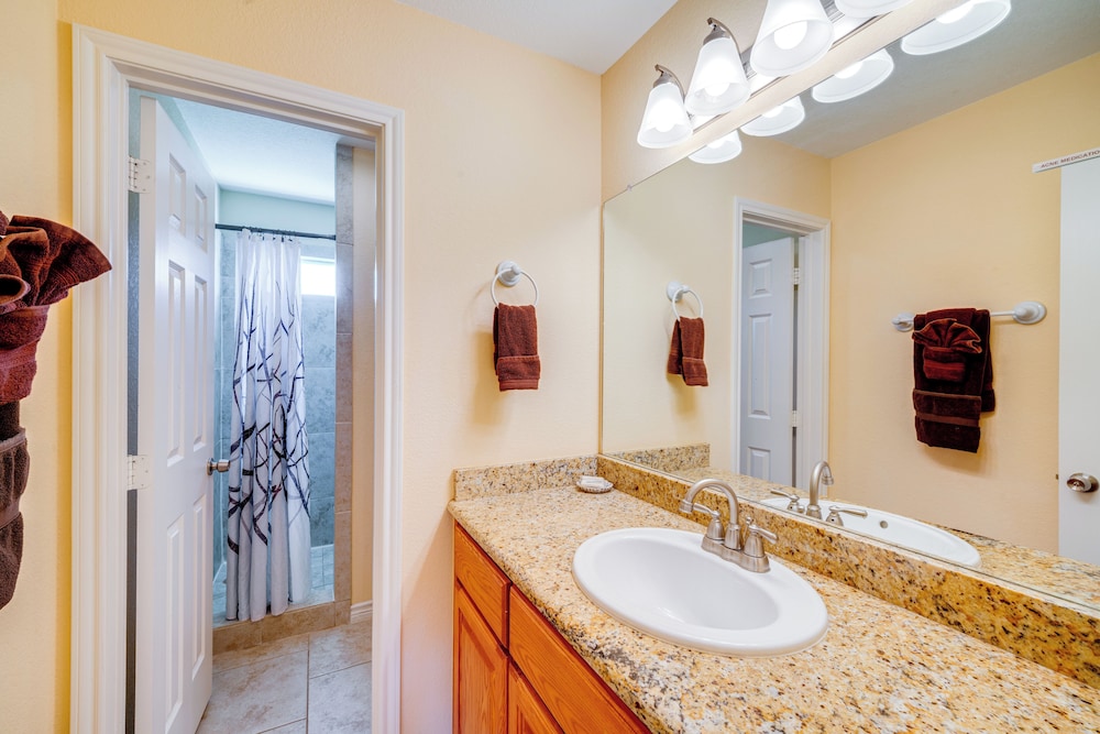 Sunrise Cove RC Llc: Lakefront Home w/ 2 Casitas!