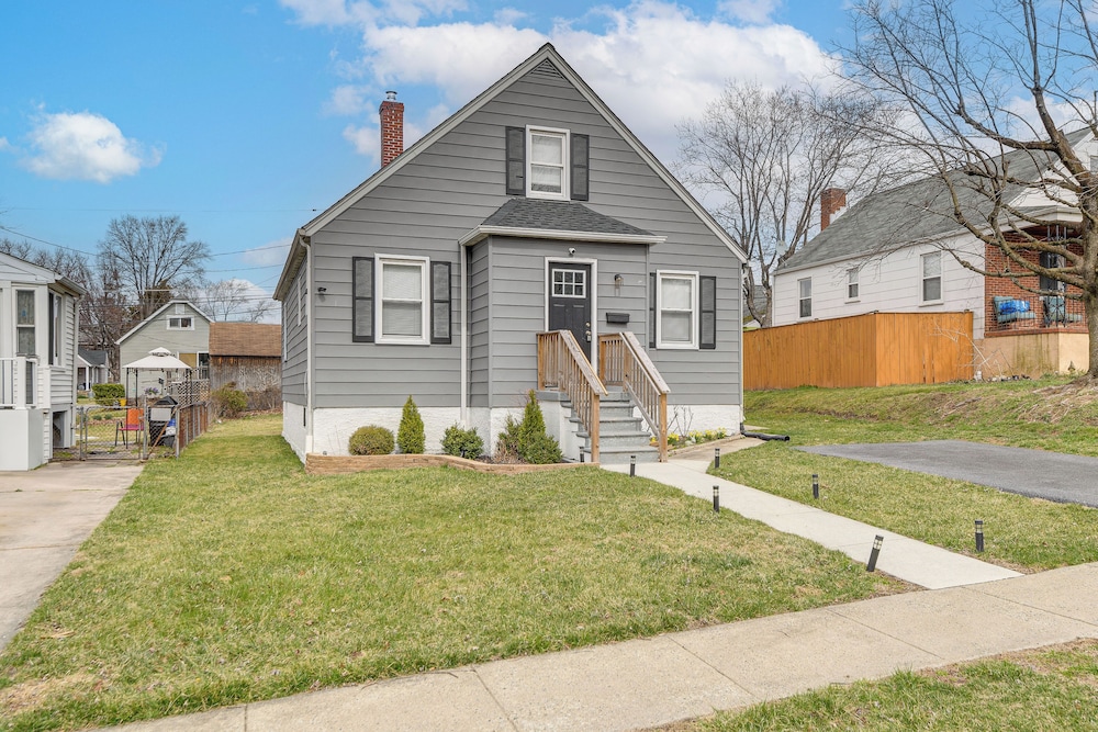 4 Mi to Universities: Quaint Parkville Apartment!