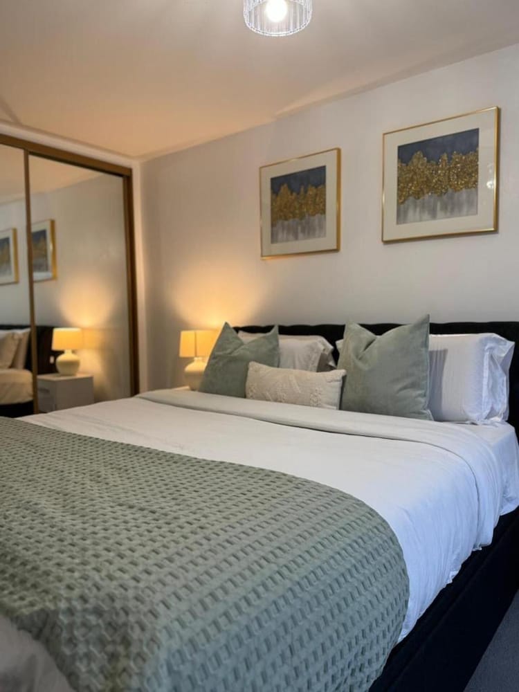 Stunning 2-bed Apartment in Dartford view 5