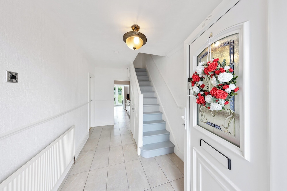 4 Bd House - Sleeps 8 With Garden & Parking