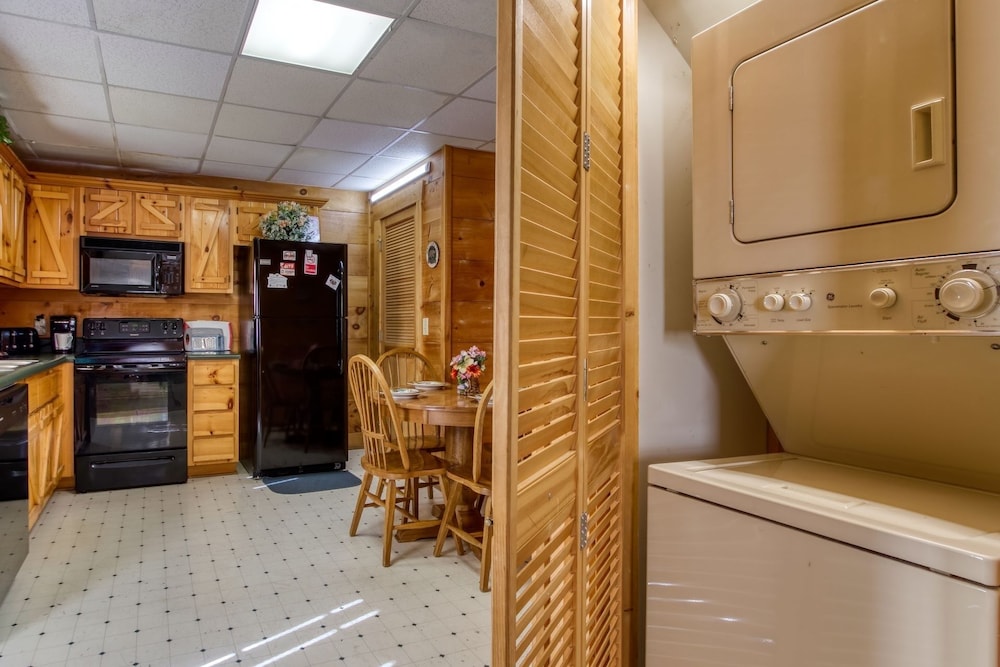 Er16 - Mountain Blessing Great Location - Close To Town! 1 Bedroom Cabin by RedAwning view 3