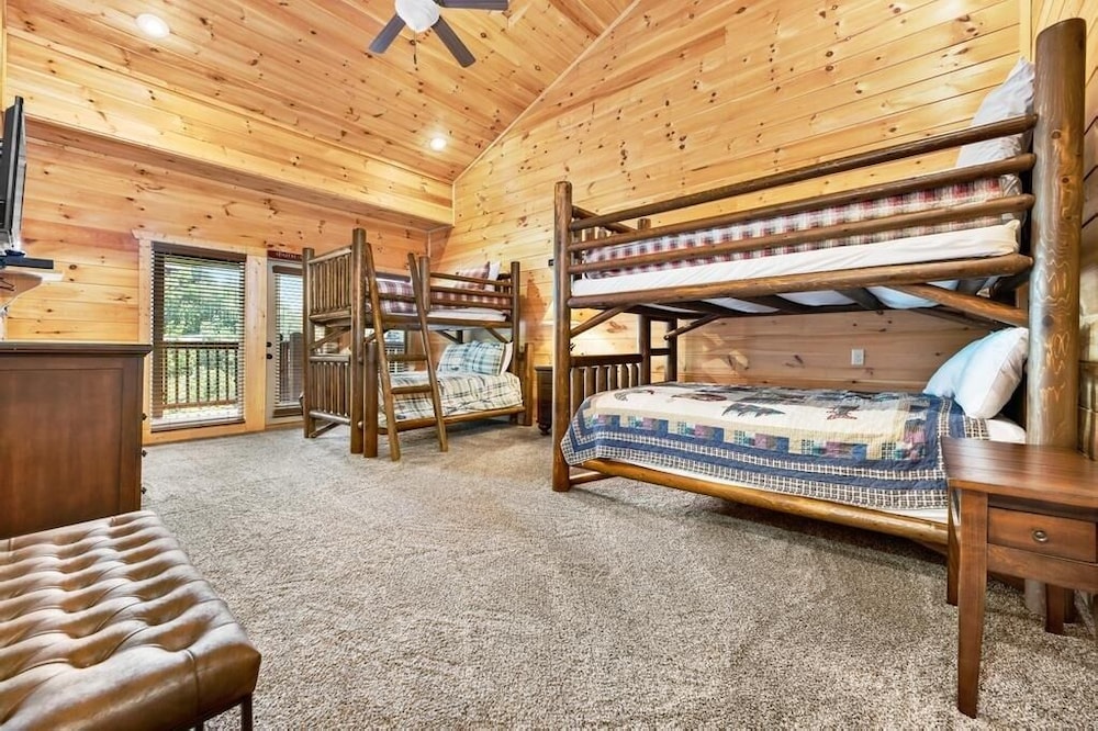A Perfect Getaway - 4 Bedrooms, 4 Baths, Sleeps 15 Cabin by RedAwning