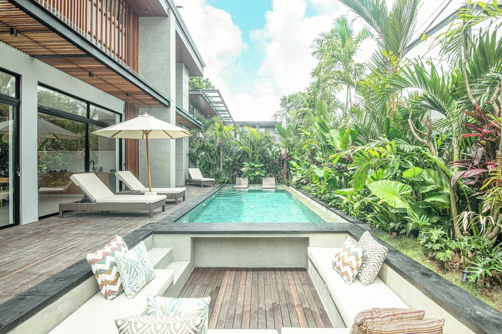 Luxury 5BR Retreat, 400m From Café Del Mar Shore