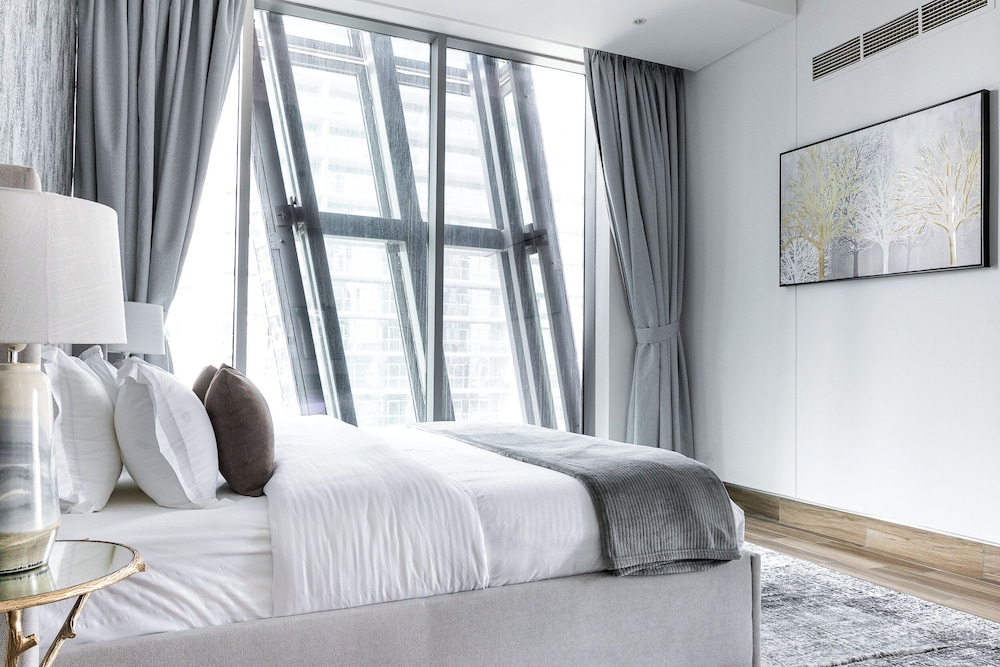 SIMPLY COMFORT Urban Chic Suites in J One Tower City & Canal Views