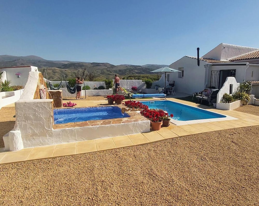 2-bed Villa Sleeps 5 - Private Pool & Free Parking