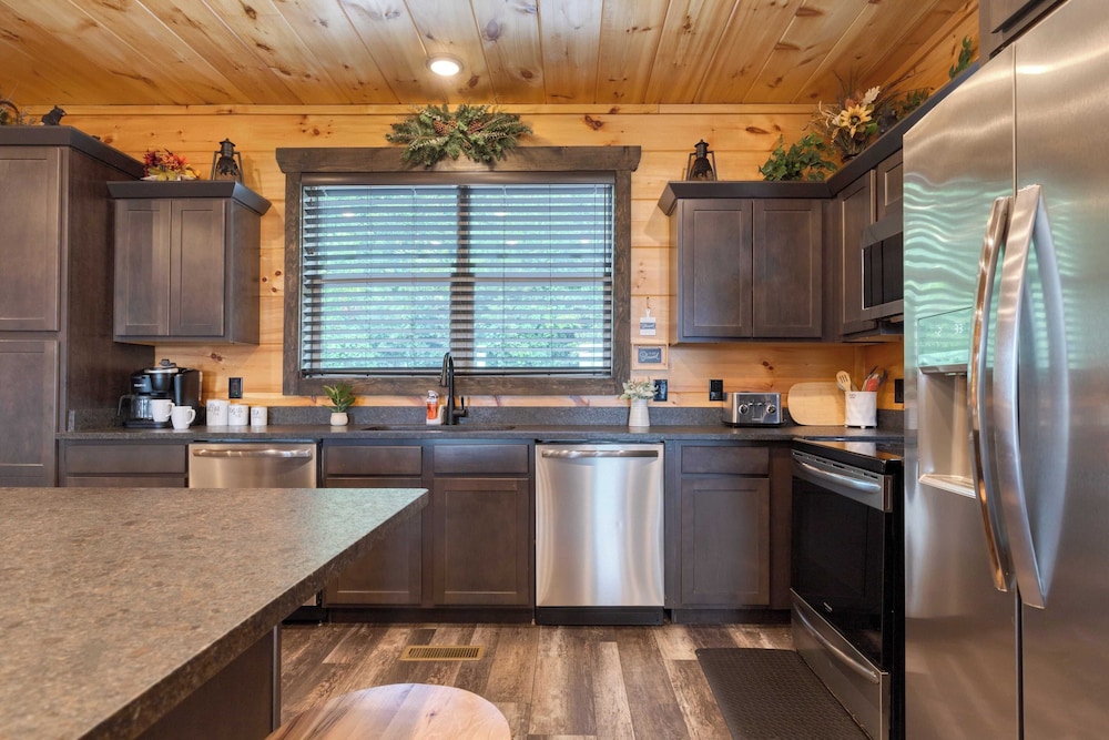 All Fun & Games by Avantstay Indoor Pool, Game Room, Theater, Mountain Views Near Pigeon Forge & Dollywood