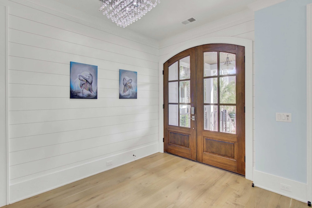 7 Beachwood East by Avantstay Steps to the Beach Ocean Views, Hot Tub, 7bdr