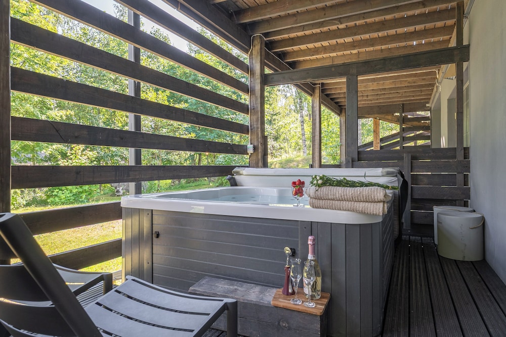 Scenic Lakeside Cabin in Tahko - Hot Tub