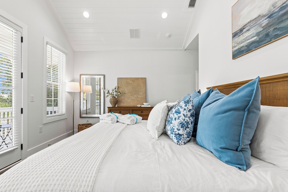 Spacious 6BR Beach Home Sleeps 15 Relax & Reconnect at Coastal Breeze