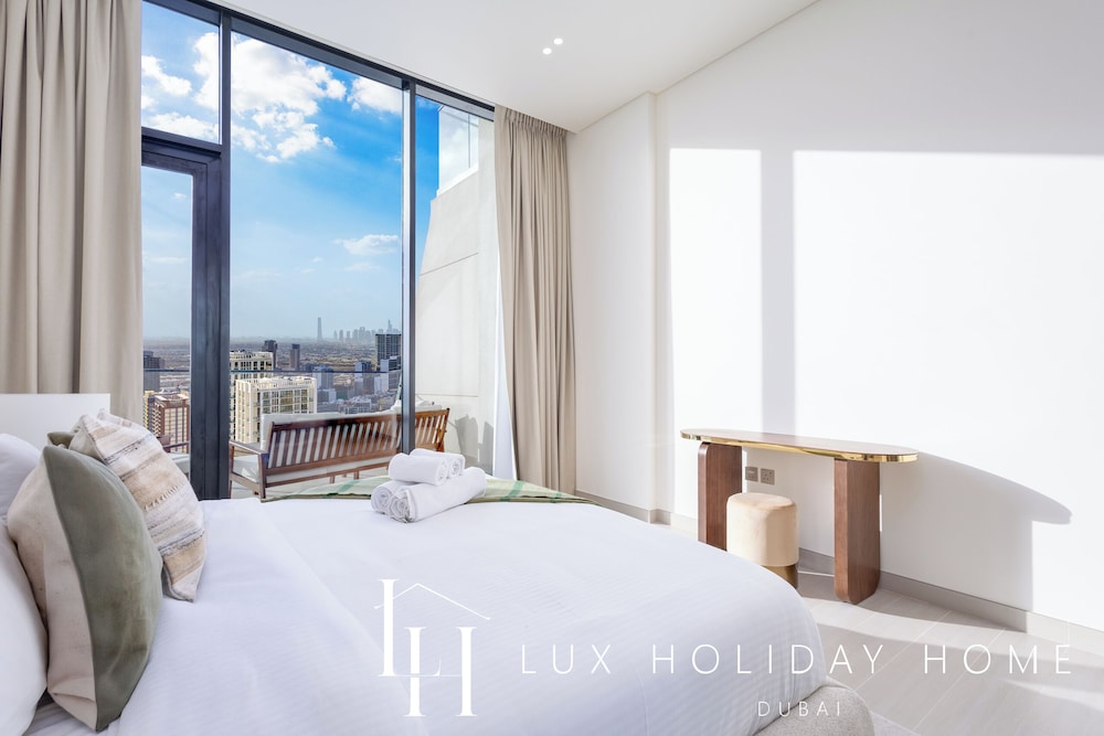 LUX The Phantom Sky Pool Suite