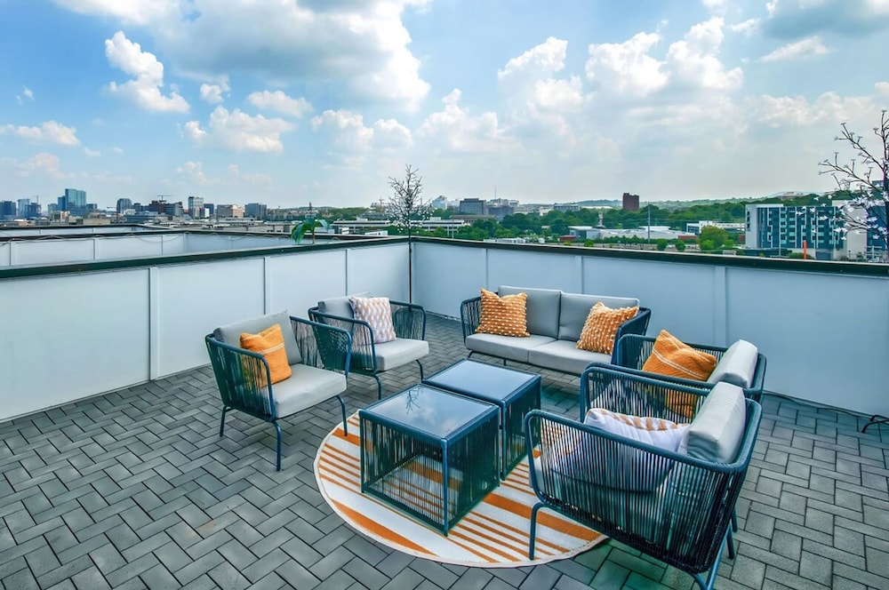 Elvis-themed 13 Beds Rooftop City Views