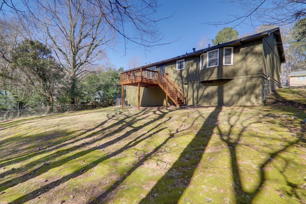 6 Mi to Stone Mtn Park: The Forrest Home w/ Deck