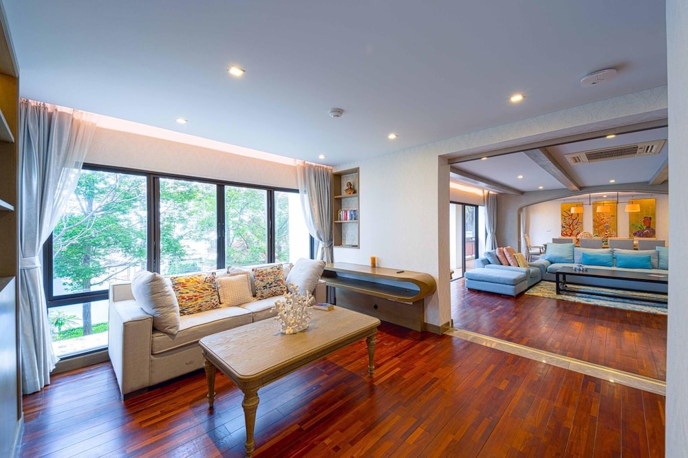 4 Bed Beachfront Condo SP43