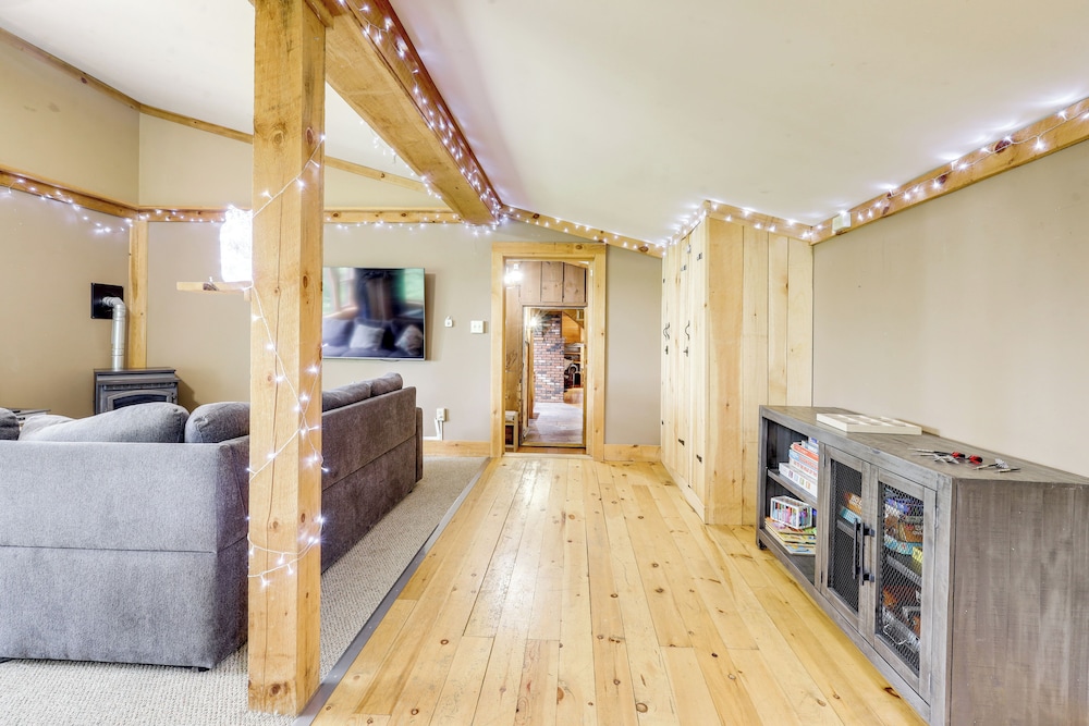 7 Mi to Glens Falls: Peaceful Retreat w/ Game Room
