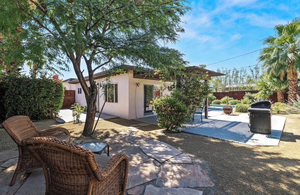 Cozy Desert Bungalow