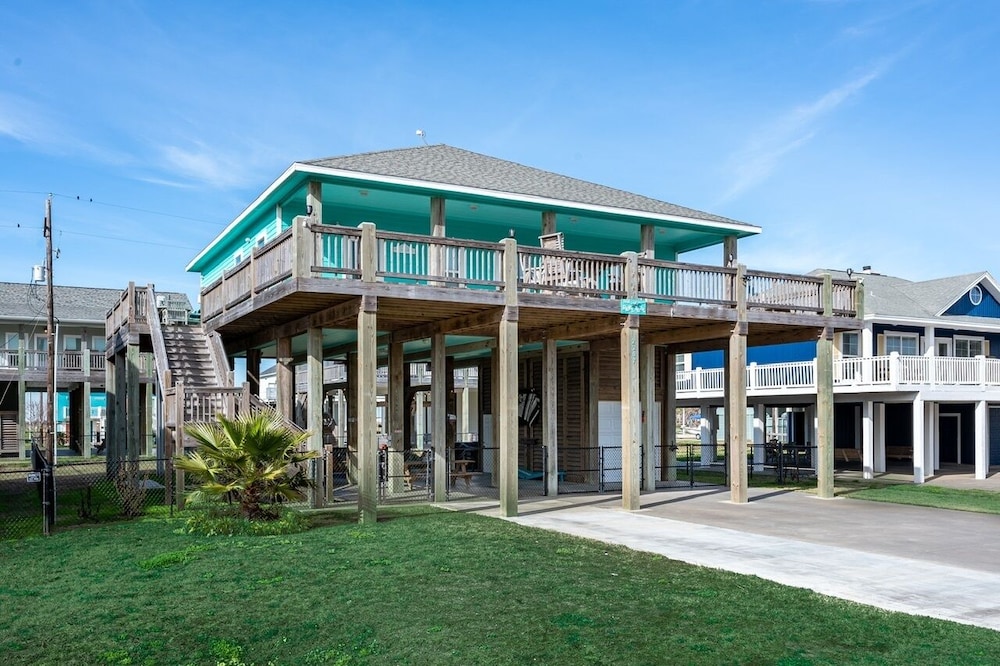 The Reel Teal 3 Bedroom Home by RedAwning view 5