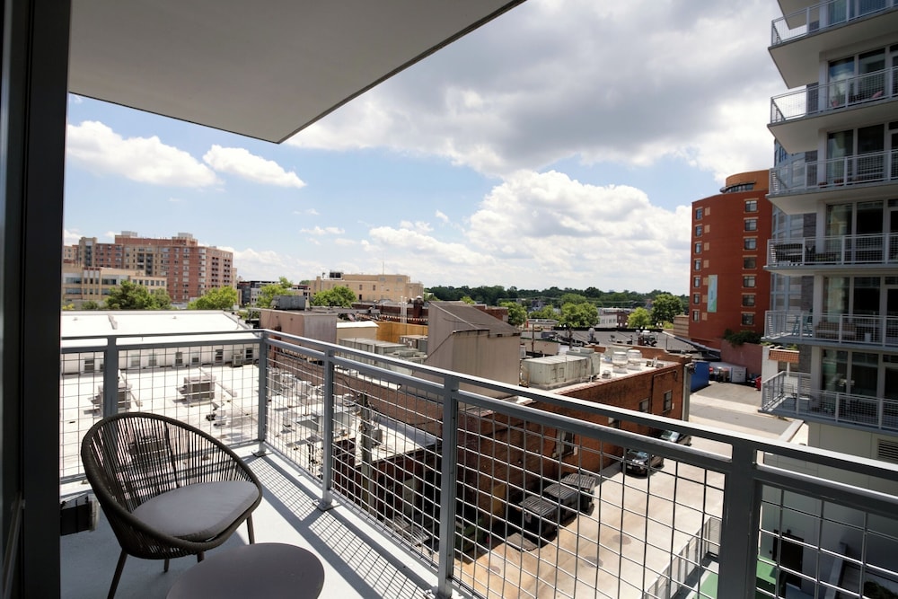 Clarendon Apt Near Subway