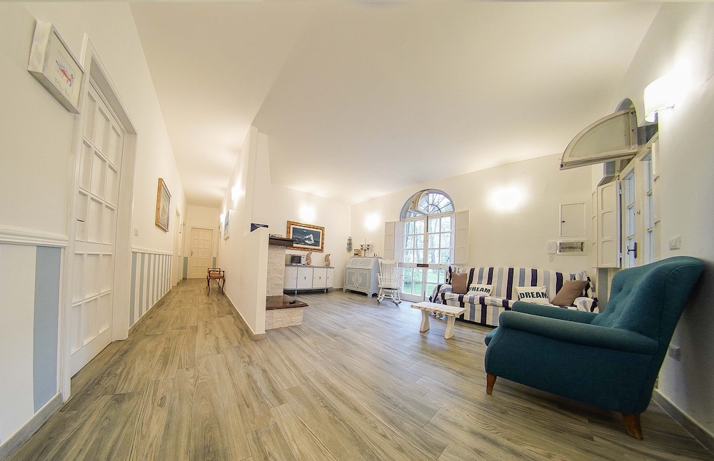 La Maison Blanche view 2