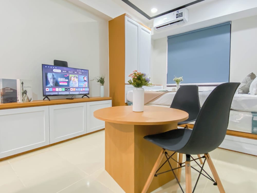 Cozy Living Studio Room At Meikarta Apartment