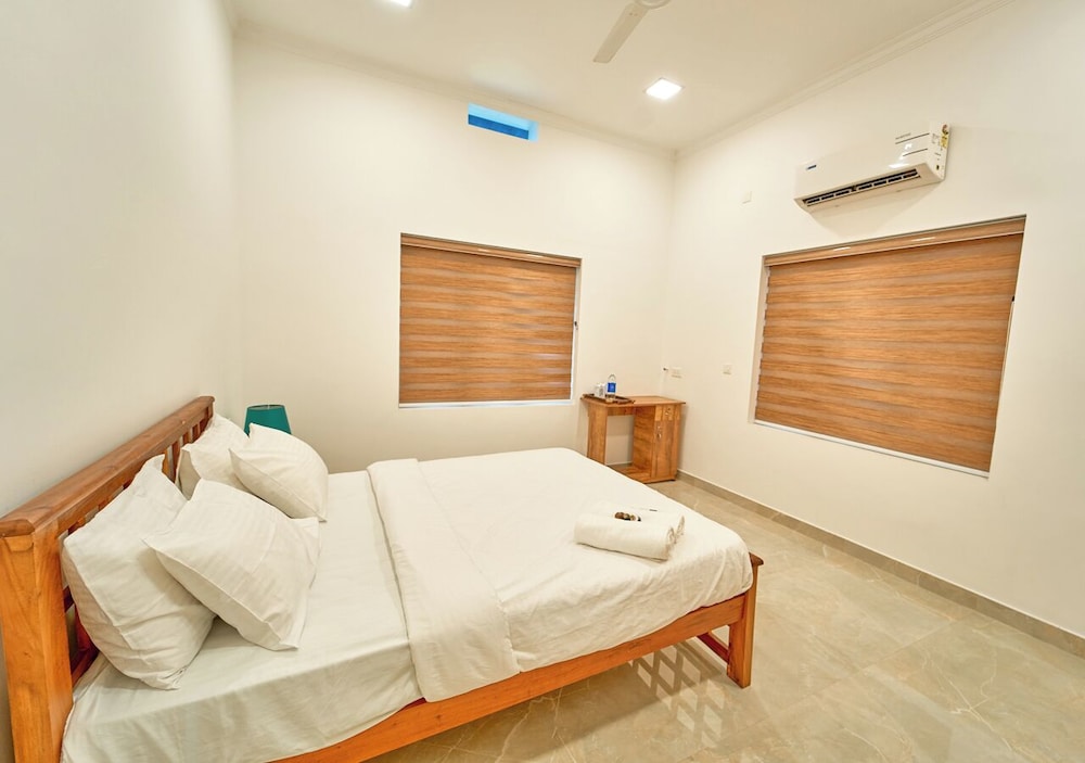 Ashtamudi Lake Villa by VOYE HOMES