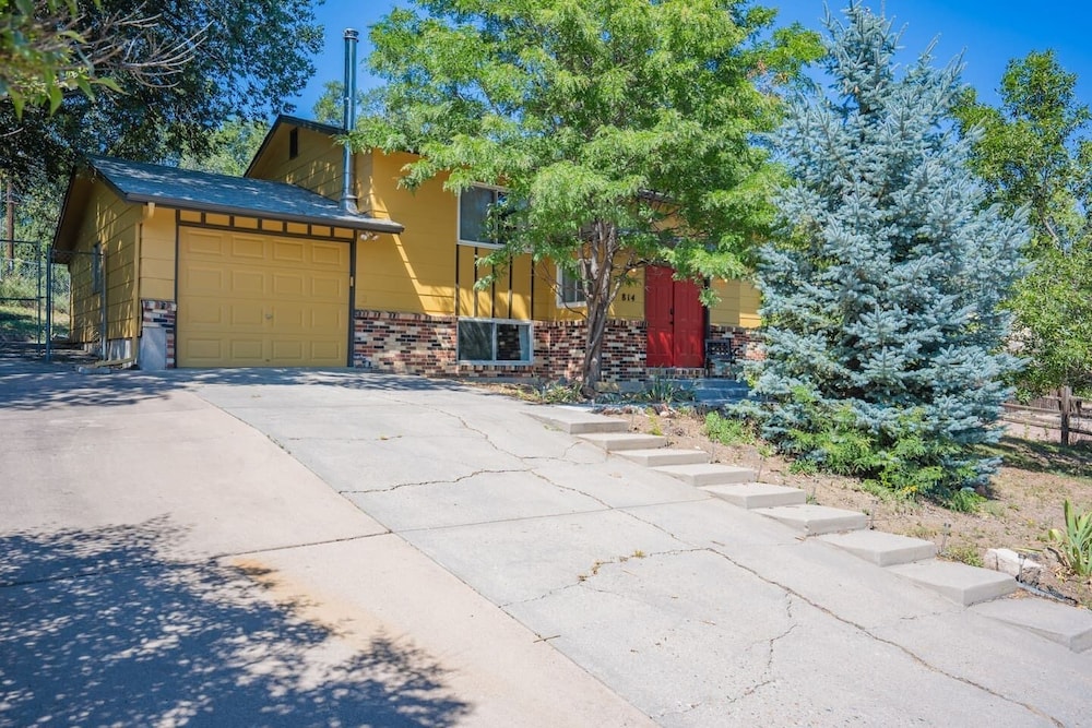4BR Dog-friendly Minutes to Garden of the Gods view 4