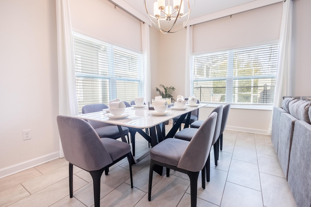 8967 CC - Cozy 5 Bed Home With Private Pool