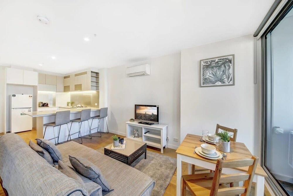 Stylish Pet-friendly 2BR Stay, Near Southern Cross