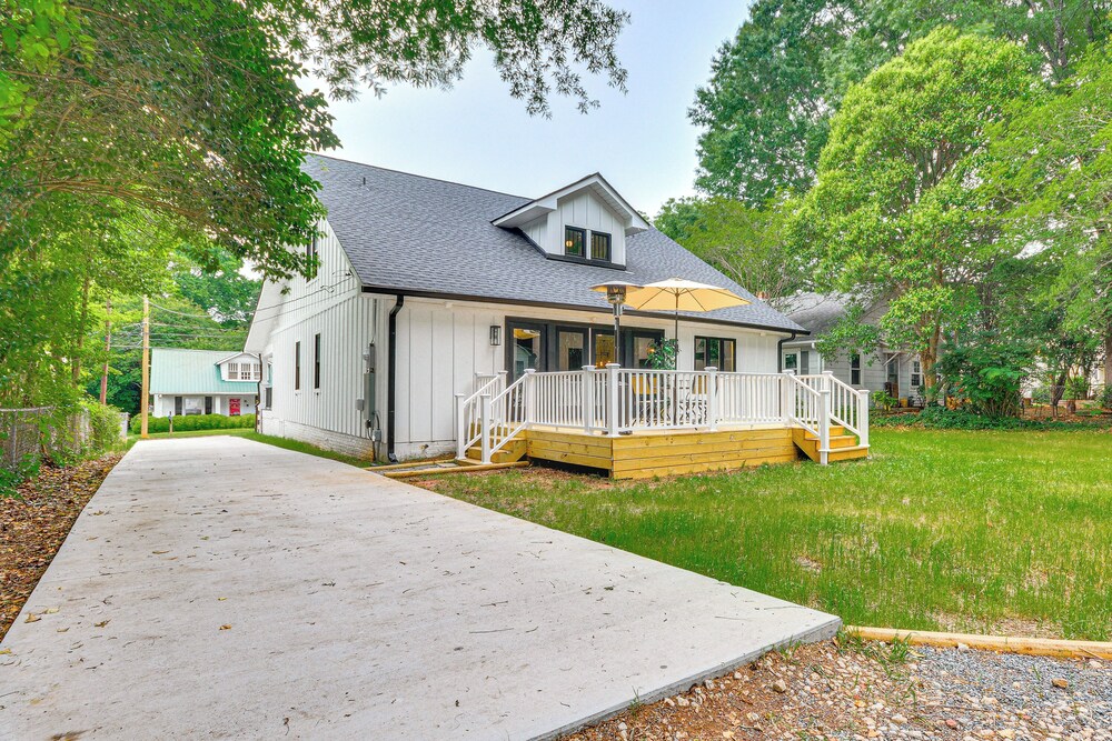 Walk to Uptwn Lexington: Modern Retreat w/ Porch!