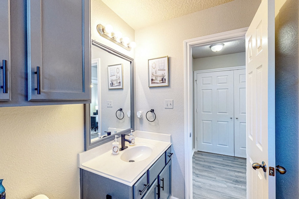 3BR w/ Yard, Updated Interior w/ A/C & W&D