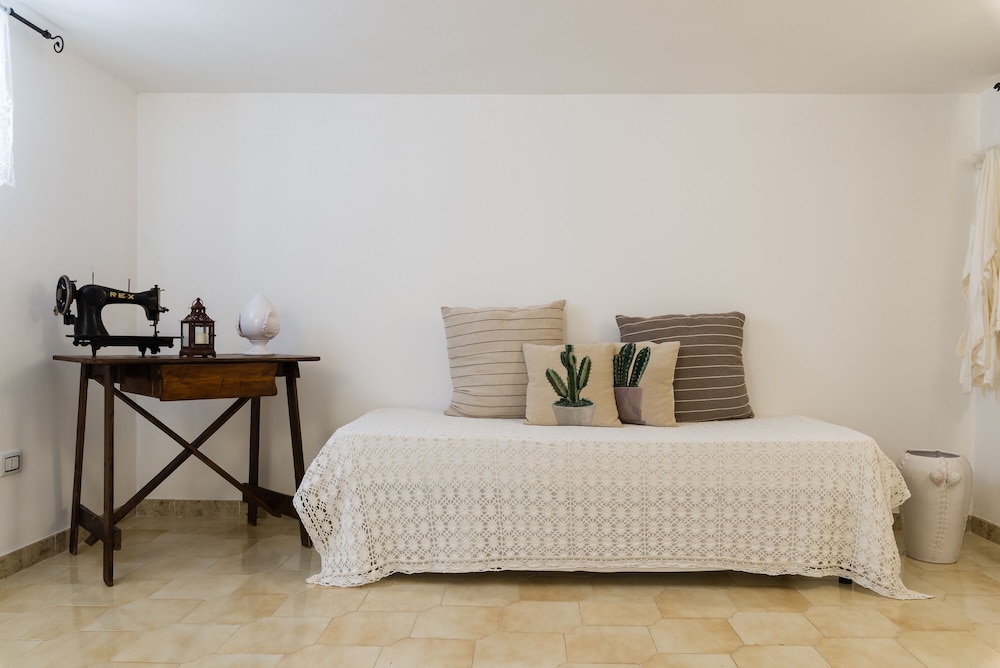 Marie Maison Salinola view 4