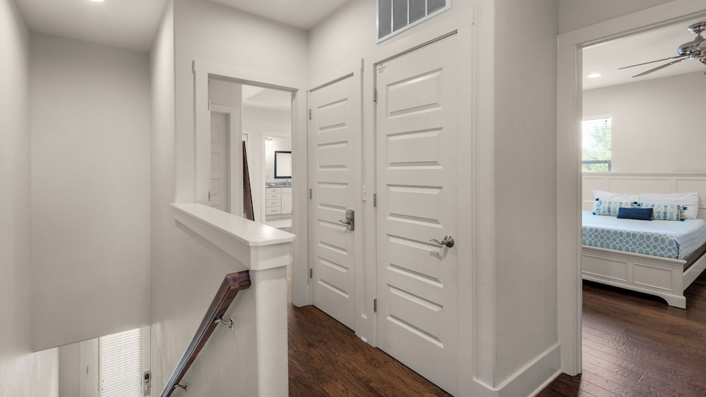 Stunning 4 Bd/4.5 BA - Free Wifi - Easy Walk to Beach